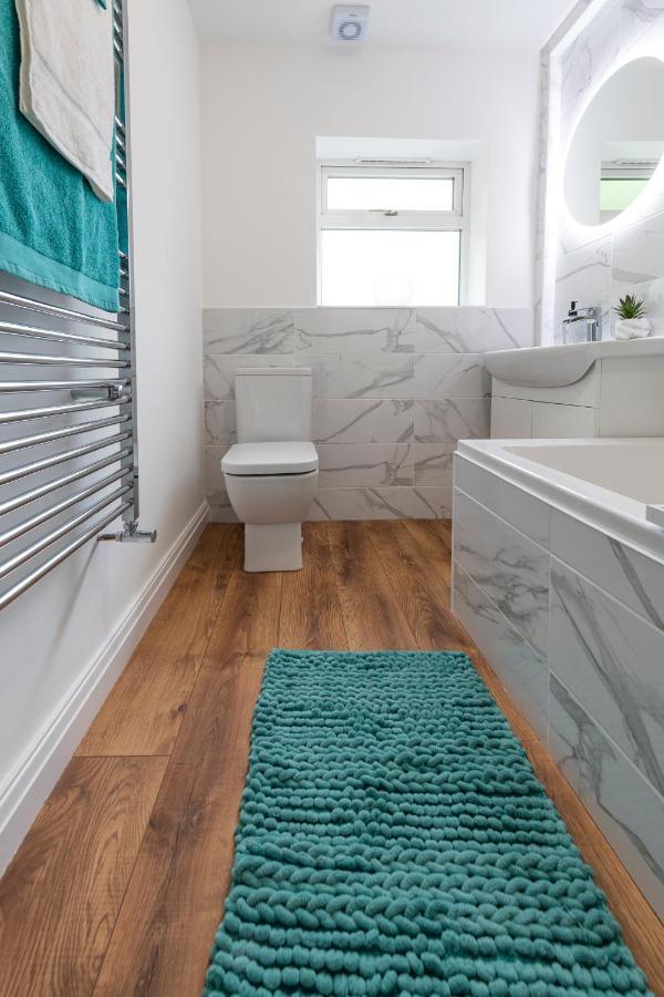 Large 2-Bedroom Bungalow Near Airedale Hospital, Keighley, Convenient Location With Parking Steeton Kültér fotó